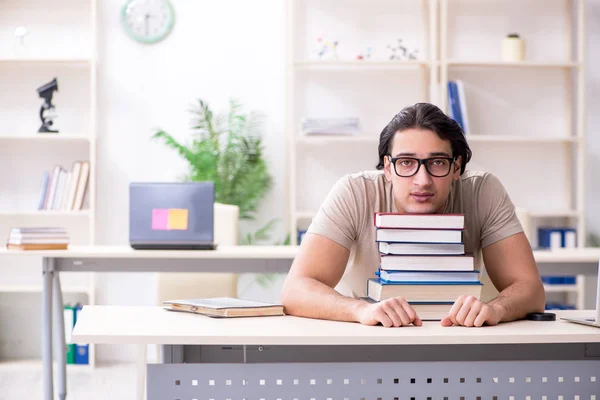 Joven estudiante masculino preparándose para los exámenes en casa — Foto de Stock