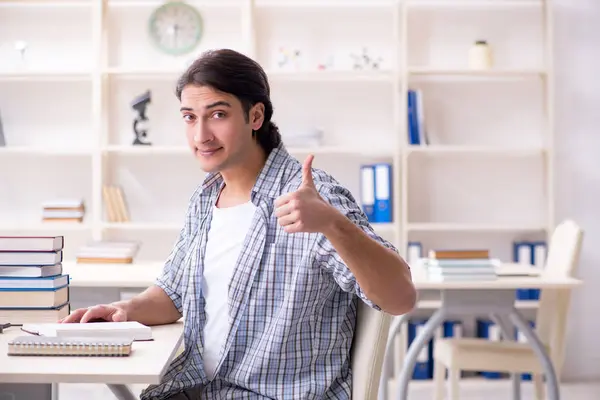 Jonge mannelijke student bereidt zich voor op examens thuis — Stockfoto