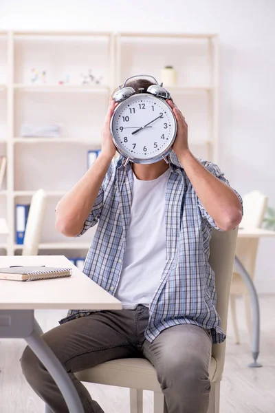 Joven estudiante masculino preparándose para los exámenes en casa — Foto de Stock