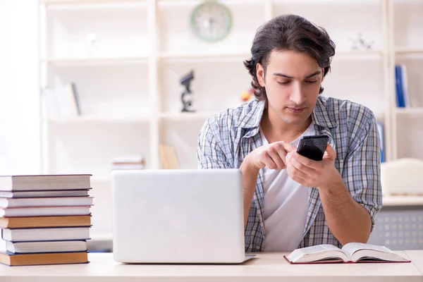 Joven estudiante masculino preparándose para los exámenes en casa — Foto de Stock