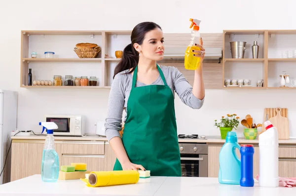 Jonge vrouwelijke aannemer doet huishoudelijk werk — Stockfoto