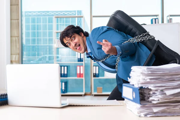 Angeketteter männlicher Angestellter unzufrieden mit exzessiver Arbeit — Stockfoto