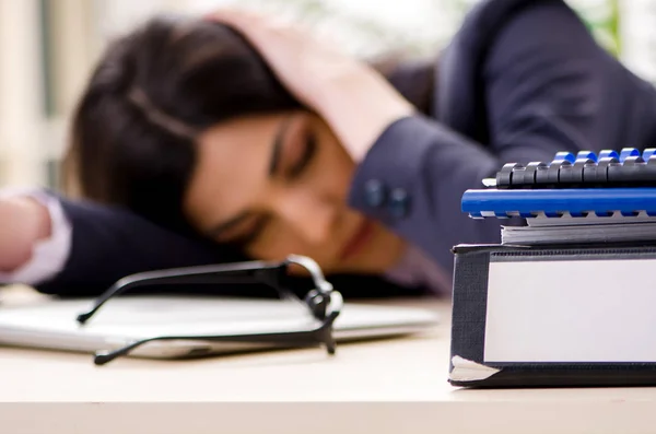 Jonge zakenvrouw zit in het kantoor — Stockfoto