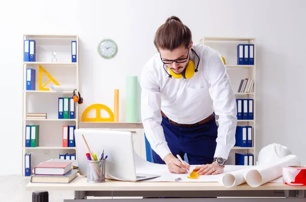 Junger männlicher Architekt arbeitet im Büro — Stockfoto