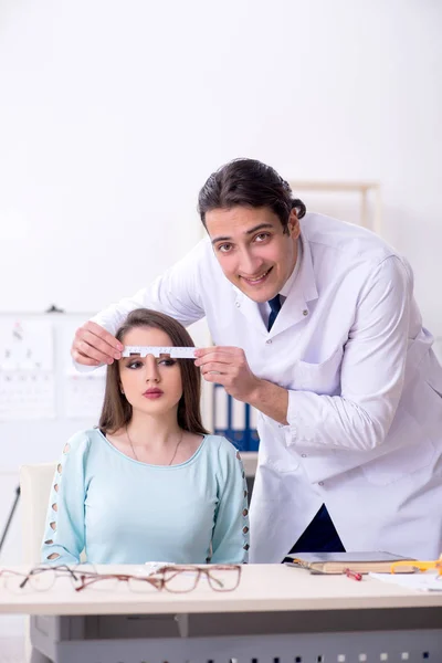 Νεαρή γυναίκα που επισκέπτεται αρσενικό οφθαλμίατρο — Φωτογραφία Αρχείου