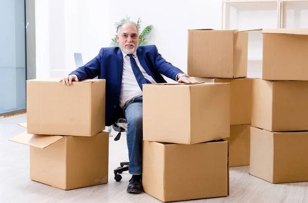 Betagter Geschäftsmann zieht an neuen Arbeitsplatz — Stockfoto