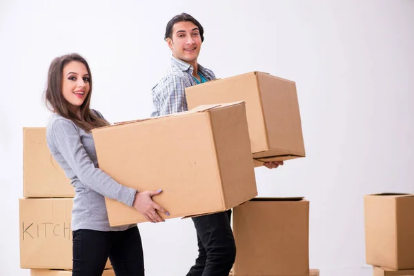 Jovem par se movendo para novo apartamento — Fotografia de Stock