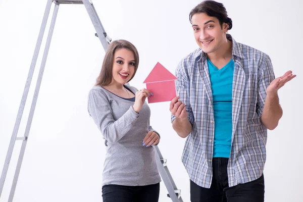 Junge Familie renoviert zu Hause — Stockfoto