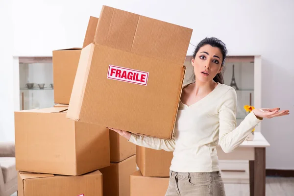 Young woman moving to new flat — Stock Photo, Image