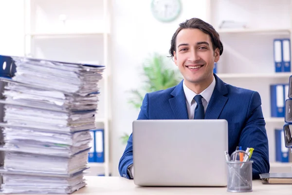 Giovane dipendente maschio infelice con il lavoro eccessivo — Foto Stock