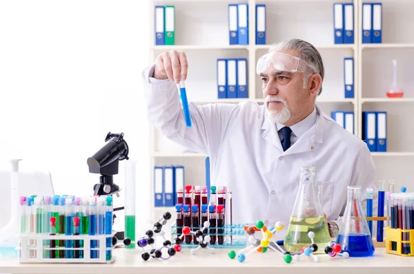 Homem velho químico que trabalha no laboratório — Fotografia de Stock