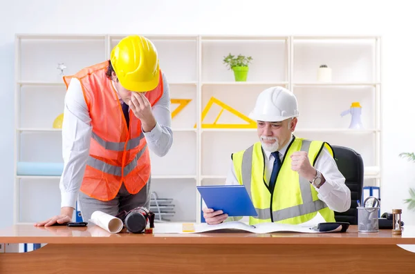 Dos colegas ingenieros trabajando en el proyecto — Foto de Stock