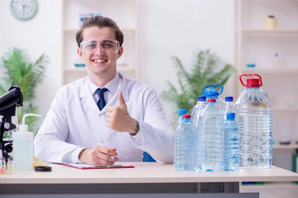 研究室で実験している若い男性化学者 — ストック写真