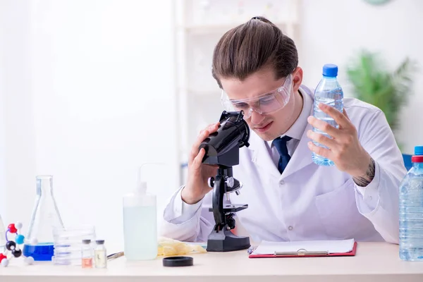 Νεαρός χημικός πειραματίζεται στο εργαστήριο — Φωτογραφία Αρχείου