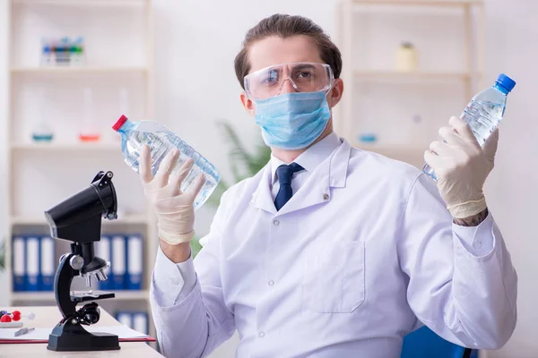 Jonge mannelijke chemicus experimenteert in het lab — Stockfoto