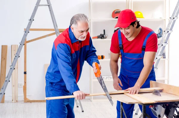 Two professional contractors laying flooring at home — Stock Photo, Image