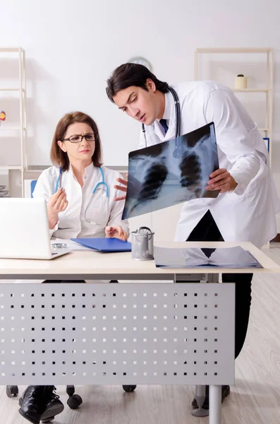 Zwei Ärzte arbeiten in der Klinik — Stockfoto