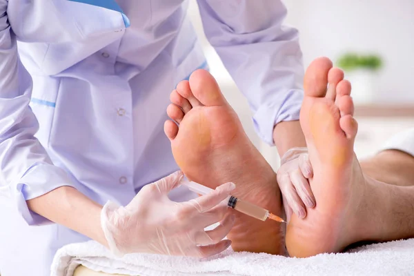 Podologe behandelt Füße während des Eingriffs — Stockfoto