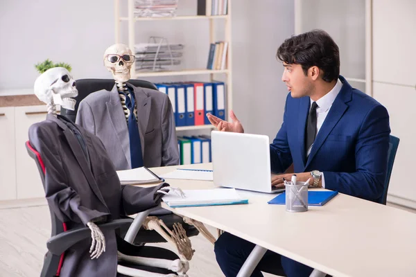 Grappige zakelijke ontmoeting met baas en skeletten — Stockfoto