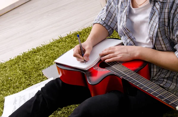 Joven con guitarra en casa — Foto de Stock