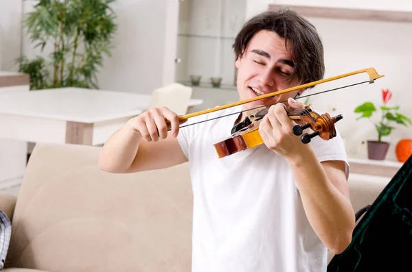 Jovem músico praticando violino em casa — Fotografia de Stock