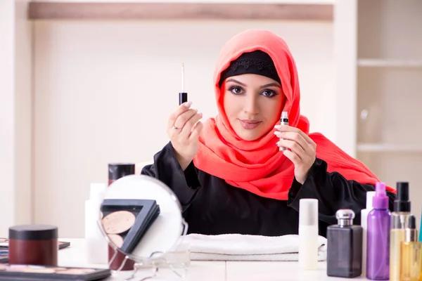 Krásná žena v hidžábu použití make-up — Stock fotografie