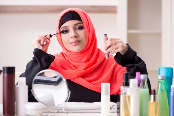 Vacker kvinna i hijab tillämpa make-up — Stockfoto