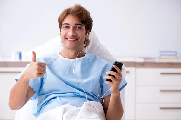 Jeune homme couché sur le canapé à l'hôpital — Photo