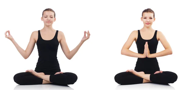 Bağdaş kurup oturmuş ve yoga yaparken genç kadın — Stok fotoğraf