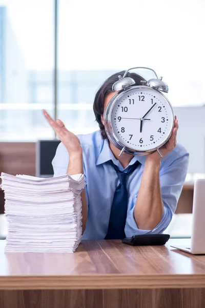 Jonge werknemer ontevreden met buitensporig werk — Stockfoto