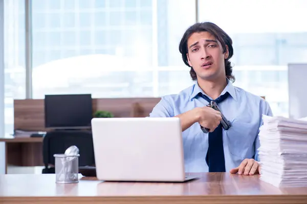 Junge Angestellte unzufrieden mit exzessiver Arbeit — Stockfoto