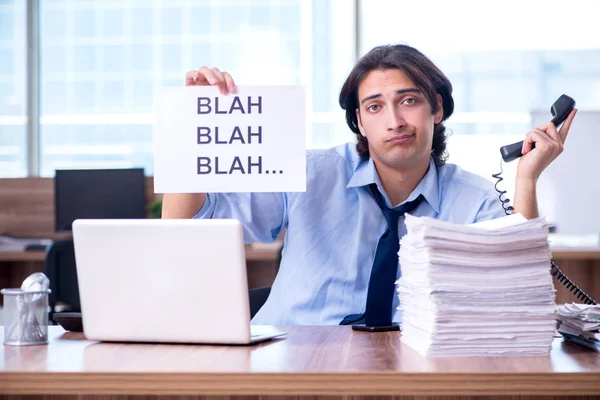 Jovem funcionário infeliz com excesso de trabalho — Fotografia de Stock