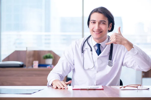 Ung stilig läkare som arbetar på kliniken — Stockfoto