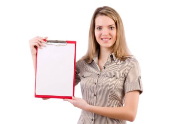 Beyazların üzerinde boş duran genç bir kadın