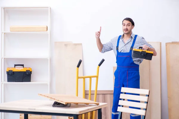 Jonge mannelijke timmerman die binnen werkt — Stockfoto