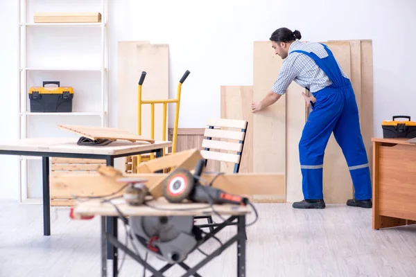 Jonge mannelijke timmerman die binnen werkt — Stockfoto