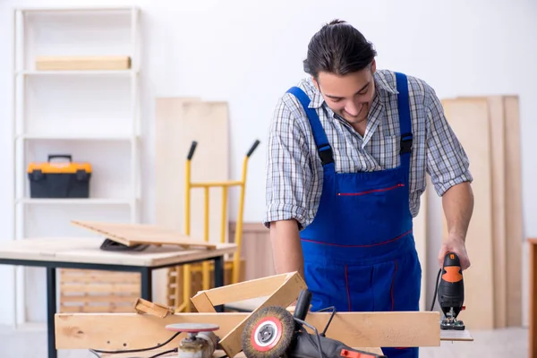 Jonge mannelijke timmerman die binnen werkt — Stockfoto