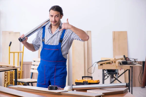Jeune charpentier masculin travaillant à l'intérieur — Photo
