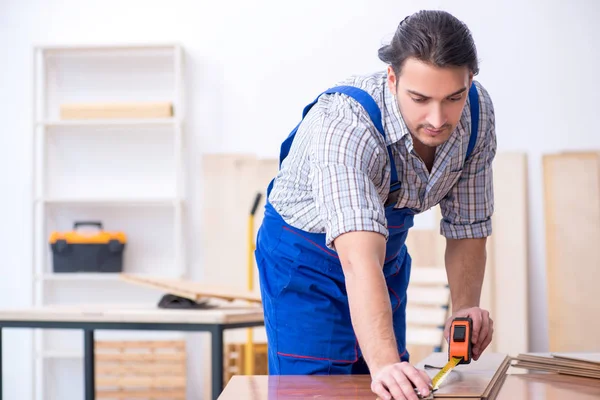 Joven carpintero masculino trabajando en interiores — Foto de Stock