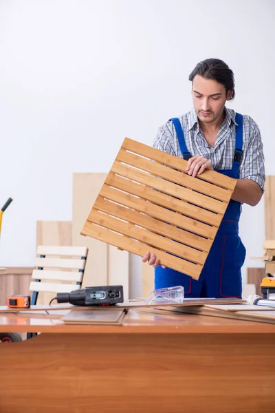 Joven carpintero masculino trabajando en interiores — Foto de Stock