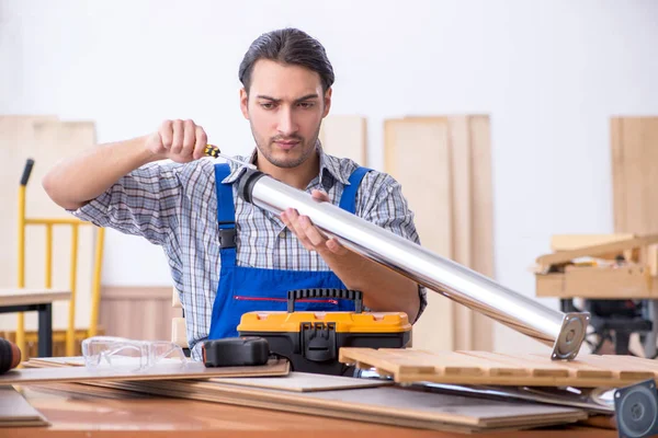 Jonge mannelijke timmerman die binnen werkt — Stockfoto