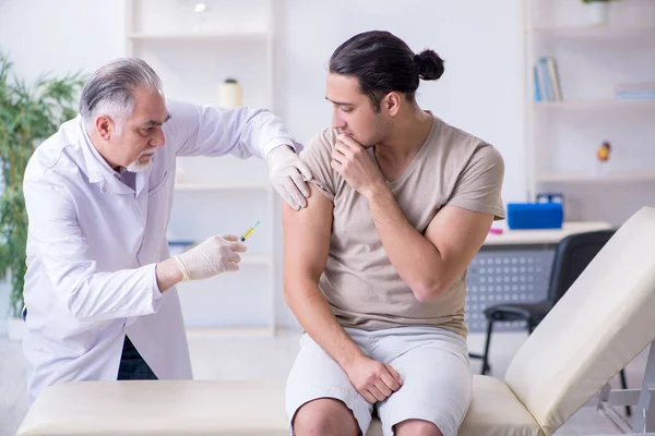 Männlicher Patient besucht Arzt wegen Impfung — Stockfoto