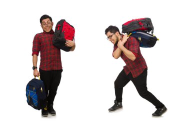 Çantalı genç bir adam beyaz bir odada izole edilmiş.