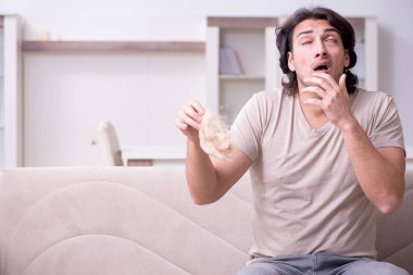 Genç adam alerjiden muzdarip.