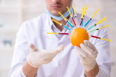 Erkek beslenme uzmanı gıda ürünlerini laboratuarda test ediyor.