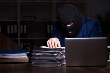 Erkek çalışan ofis gece bilgi çalmak