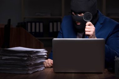 Erkek çalışan ofis gece bilgi çalmak