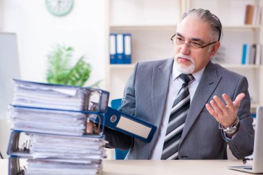 Yaşlanmış erkek çalışanlar aşırı işten memnun değil.