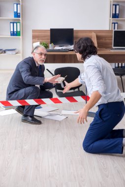 Adli tıp ofisteki hırsızlığı araştırıyor.