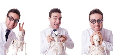 İskeleti beyaz olan komik doktor.